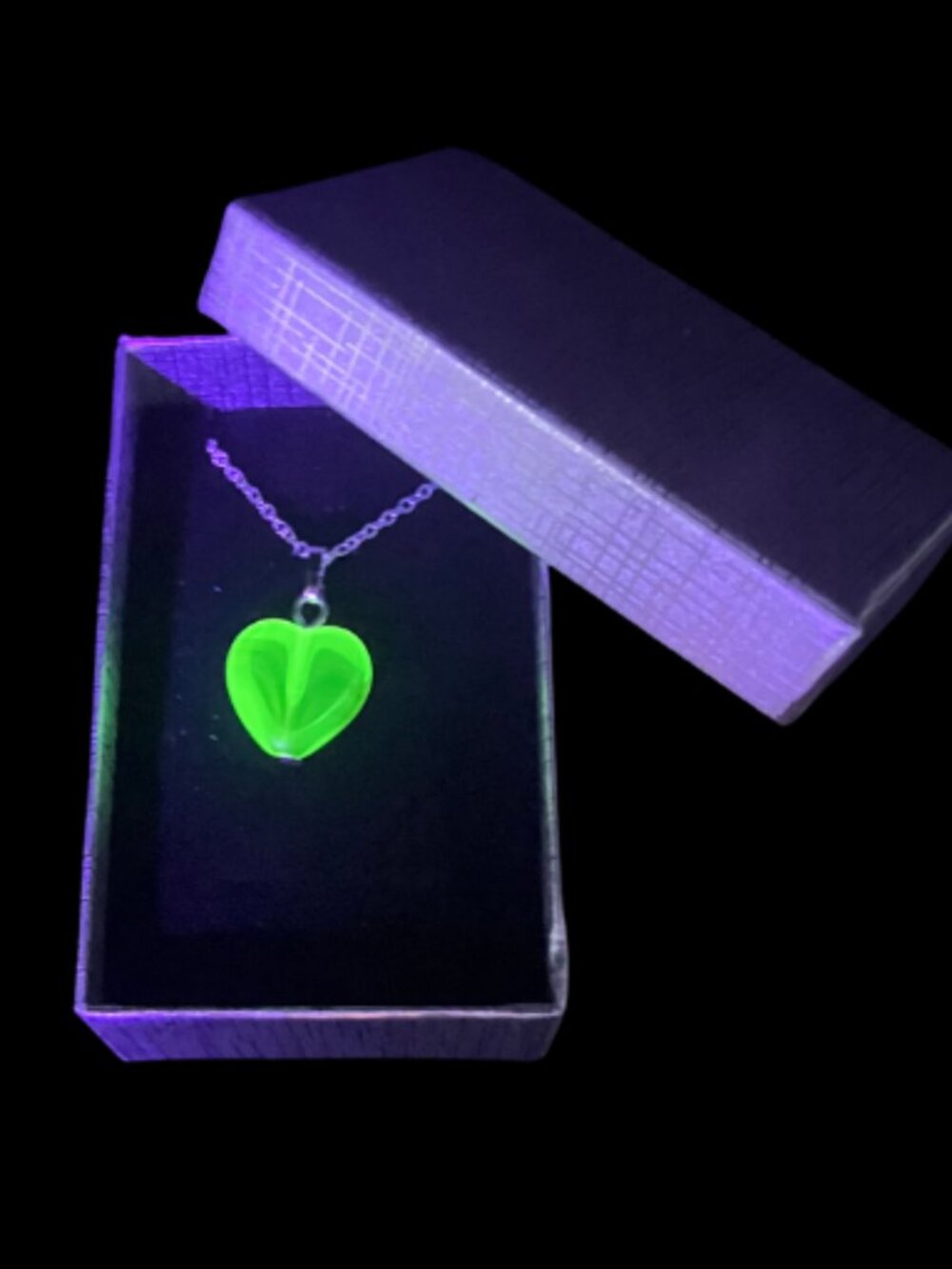 Handmade Uranium Glass Green Heart Pendant Necklace UV Reactive Silver - Picture 7 of 8
